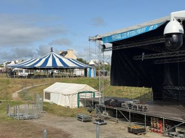 🎉 Partenaire officiel du festival Les Petites Folies, Voltstage veille à la sécurité de tous !
📸 Nos caméras sont en place pour garantir un événement serein...