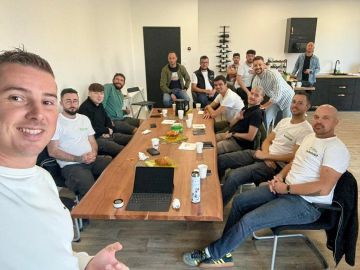 Petite réunion technique avec nos équipes 👷‍♂️👷‍♀️
Motivation au rendez-vous pour une rentrée pleine de projets ! 🔒