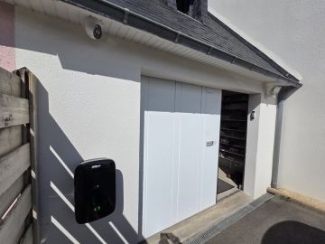 🔌 Voici la toute nouvelle borne de recharge Dahua Technology, équipée d’une caméra intelligente intégrée pour une sécurité renforcée.

Une solution innovante...