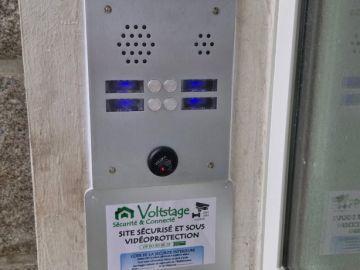 📲 Et oui, Voltstage, ce n’est pas seulement les alarmes et la vidéosurveillance !
Nous installons également des solutions de vidéophonie pour l’habitat...
