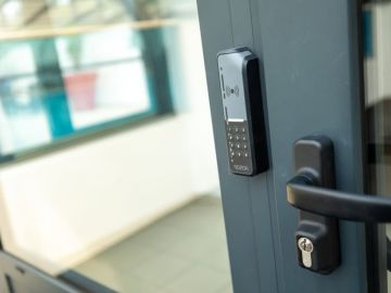 🔐 Gérez les accès de vos bâtiments depuis votre téléphone.

Avec le contrôle d'accès connecté GSM que nous installons, fini les clés perdues et les serrures...